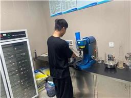 夏季聚羧酸減水劑易發(fā)霉變質(zhì)，可以如何解決？